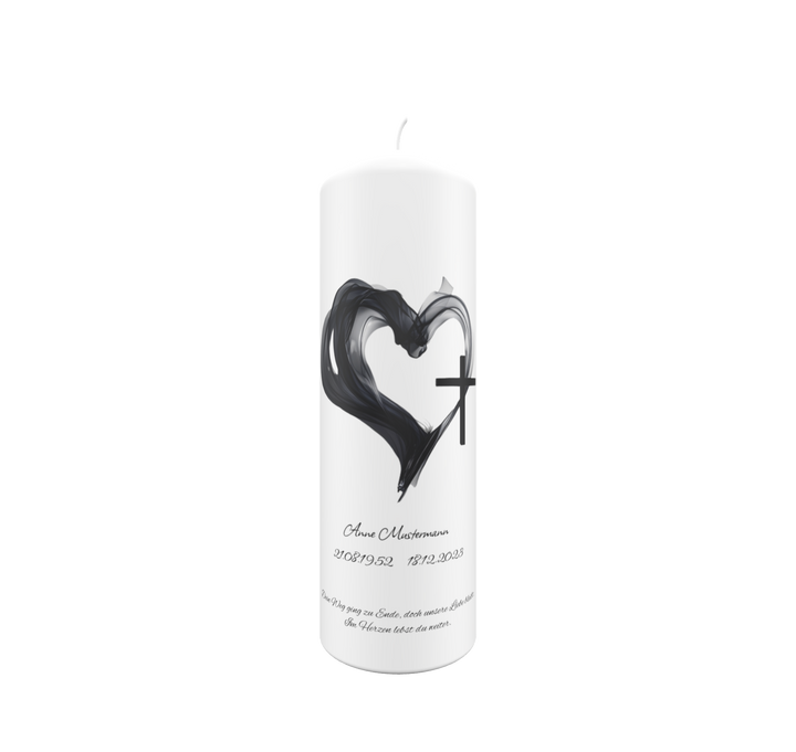 Weiße Trauerkerze mit schwarzem Herz- und Kreuzmotiv auf hellem Hintergrund – Symbol für Liebe, Glaube und Erinnerung.