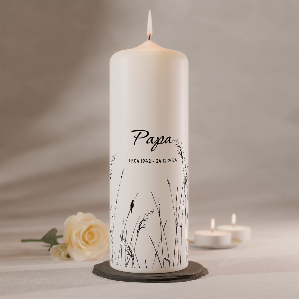 Personalisierte Trauerkerze „Papa“ mit filigranem Gräsermotiv in Schwarz, individuell gestaltbar, Größe 200 × 70 mm.