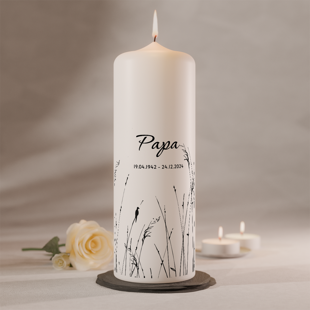 Personalisierte Trauerkerze „Papa“ mit filigranem Gräsermotiv in Schwarz, individuell gestaltbar, Größe 200 × 70 mm.