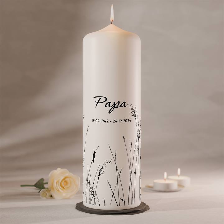 Personalisierte Trauerkerze „Papa“ mit schwarzem Gräsermotiv, Geburts- und Sterbedatum sowie Schiefer-Kerzenteller, Größe 250 × 80 mm.
