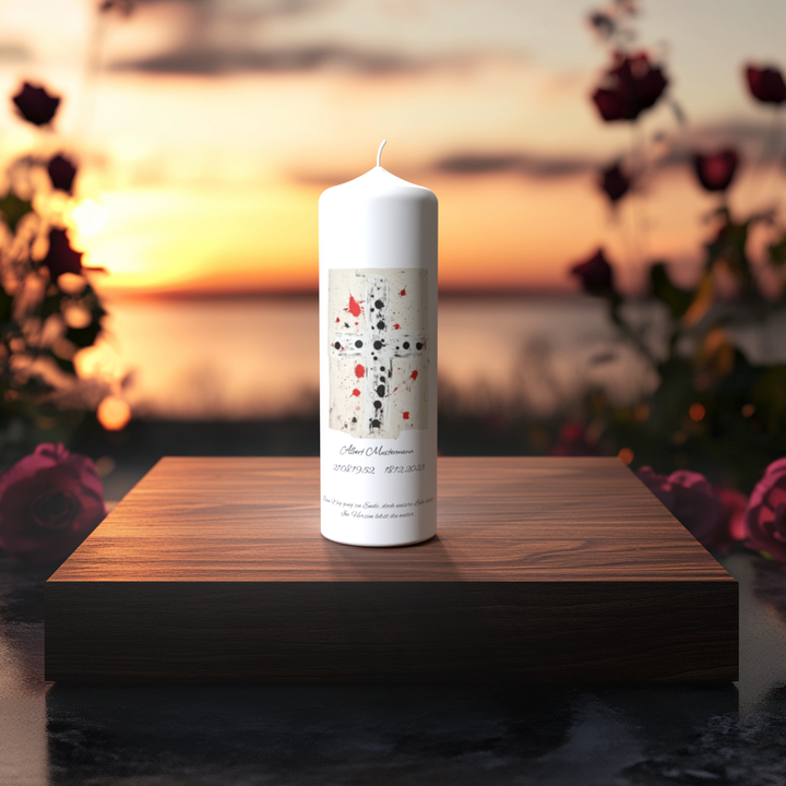 Weiße Trauerkerze mit modernem Punktkreuz in sanften Farbtönen, auf Holzpodest bei Sonnenuntergang – Symbol für Erinnerung, Hoffnung und Licht.