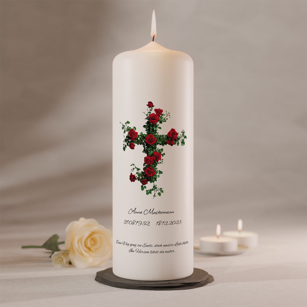 Personalisierbare Gedenkkerze mit Rosenkreuz auf weißer Trauerkerze