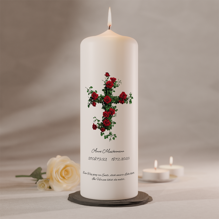 Personalisierbare Gedenkkerze mit Rosenkreuz auf weißer Trauerkerze