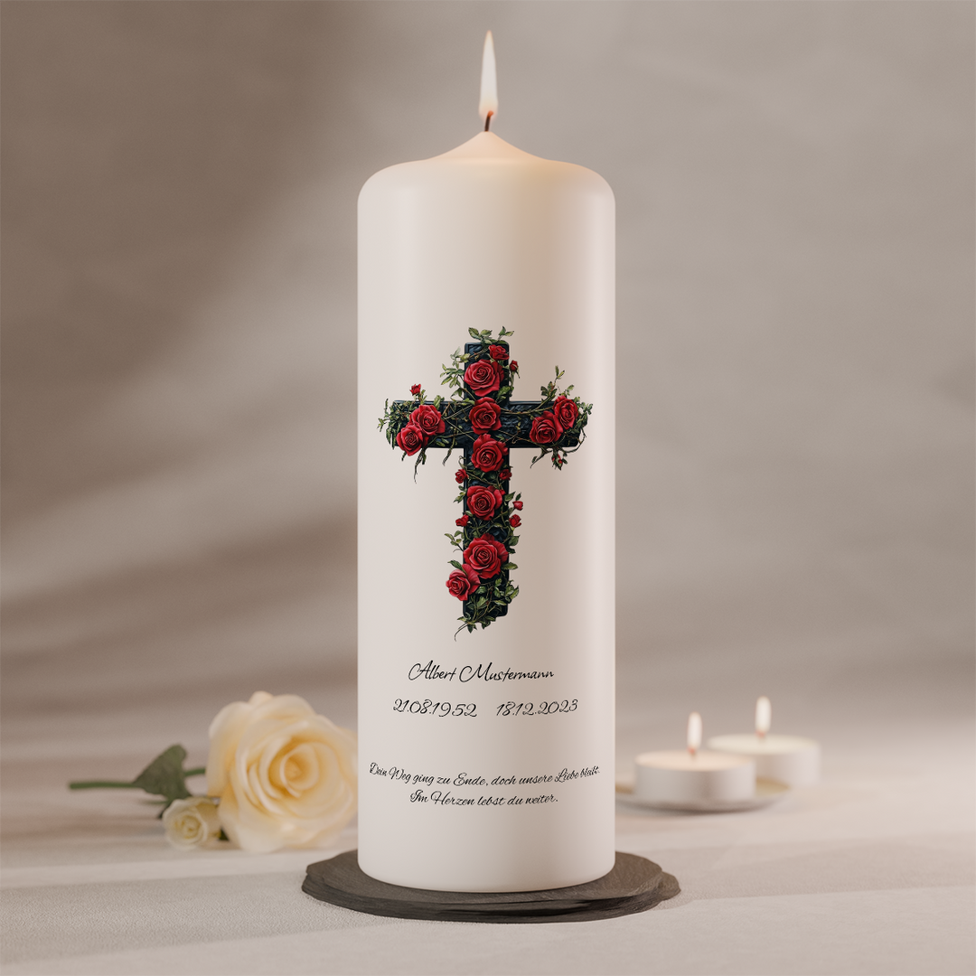 Personalisierbare Gedenkkerze mit Rosenkreuz auf weißer Trauerkerze