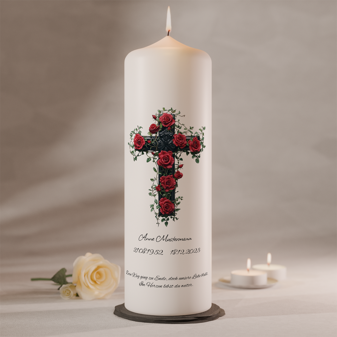 Trauerkerze mit Kreuz aus roten Rosen als Symbol für Liebe und Erinnerung