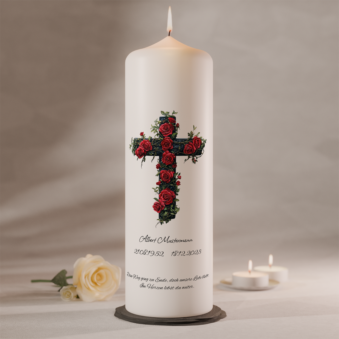 Moderne Trauerkerze mit Kreuz aus roten Rosen auf weißer Gedenkkerze als Symbol für Liebe und Erinnerung