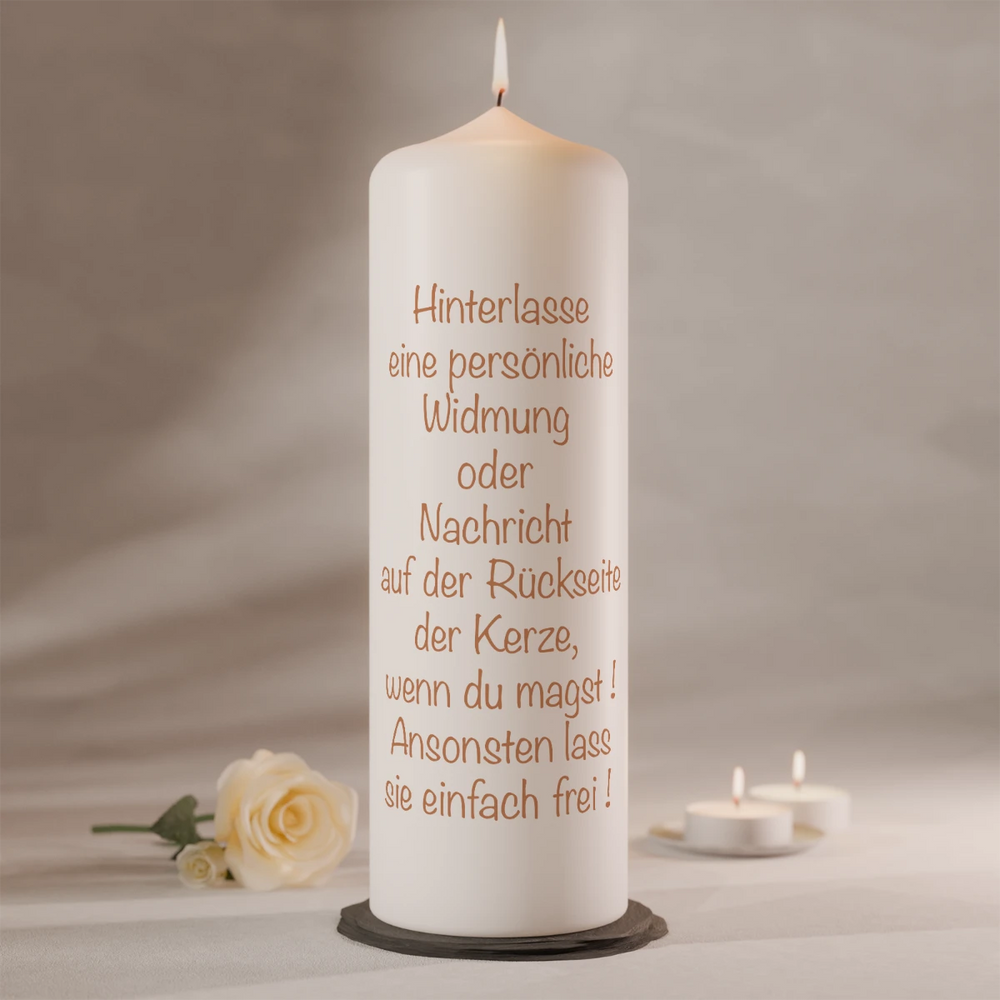 Rückseite einer Trauerkerze mit persönlicher Widmung und Gedenktext
