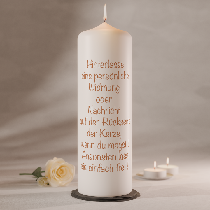 Rückseite einer Trauerkerze mit persönlicher Widmung und Gedenktext