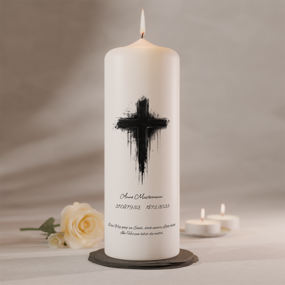 Schlichte weiße Trauerkerze mit modernem schwarzem Kreuz als Symbol für Glauben und Erinnerung