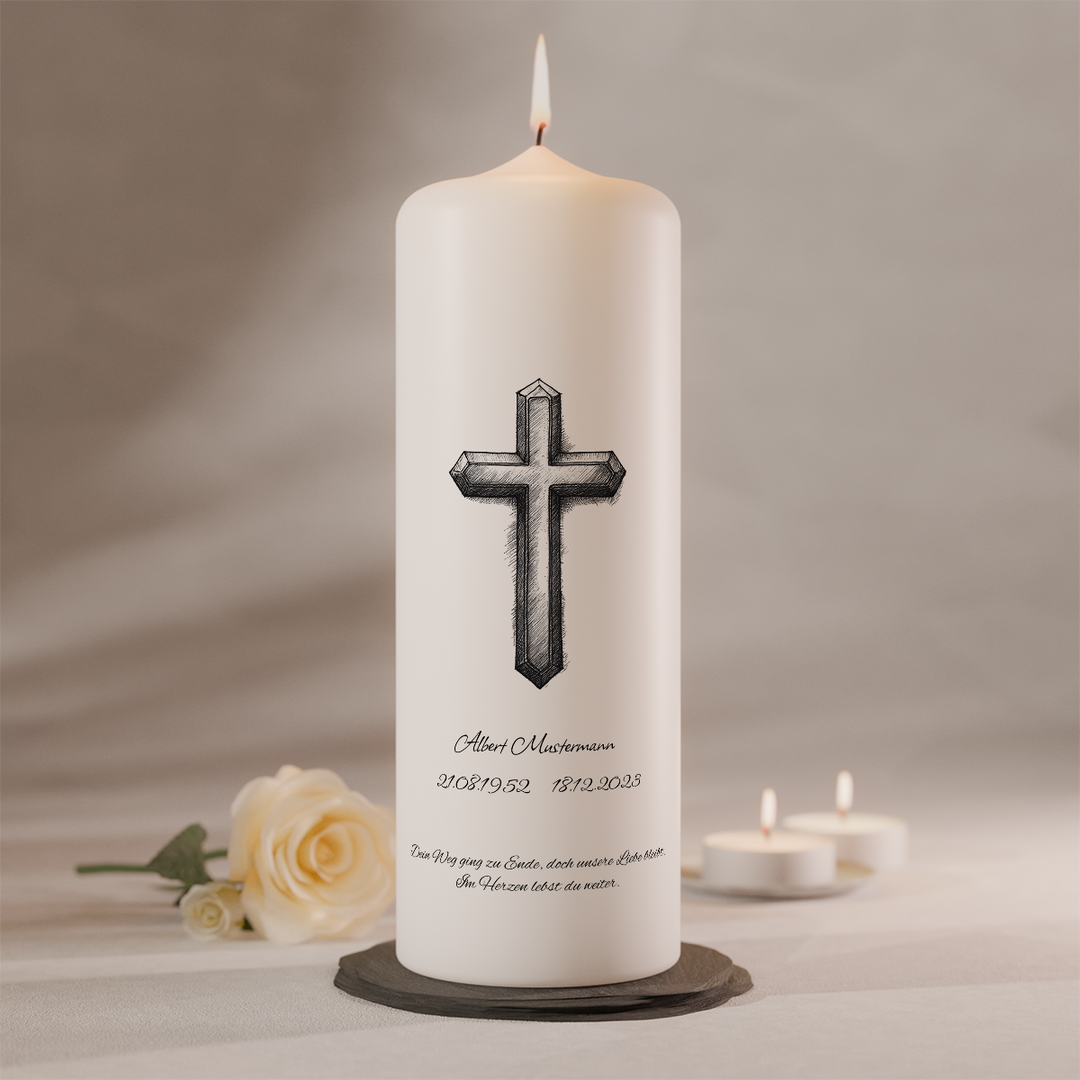 Personalisierbare Gedenkkerze mit Skizzenkreuz auf weißer Trauerkerze
