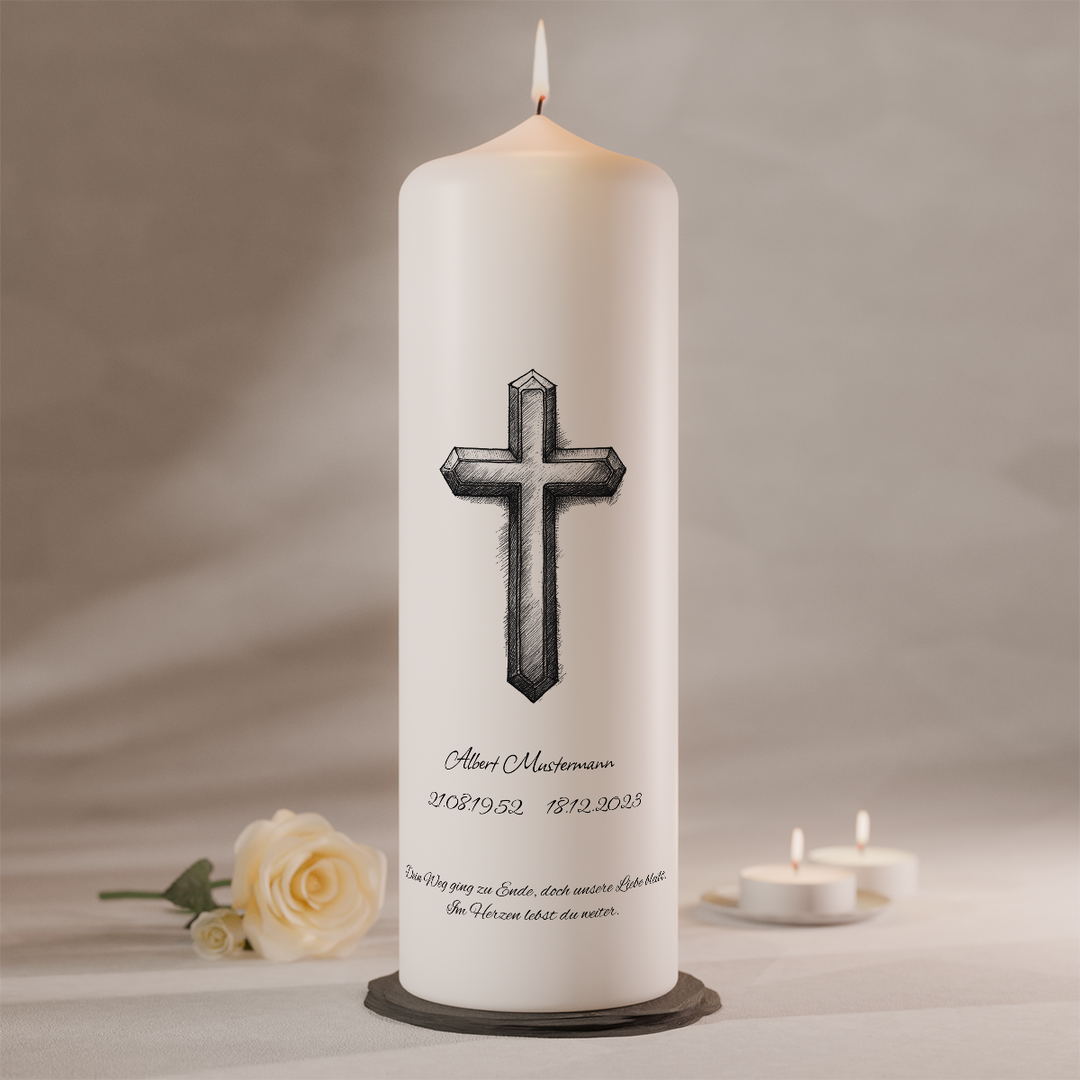 Moderne Trauerkerze mit handgezeichnetem Skizzenkreuz auf weißer Gedenkkerze