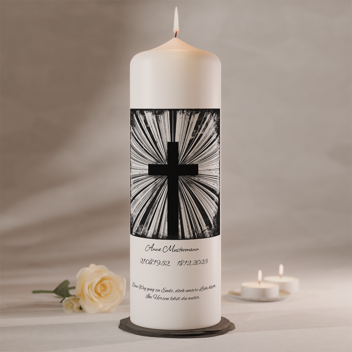 Moderne Trauerkerze mit schwarzem Strahlenkreuz als Symbol für Hoffnung und Trost