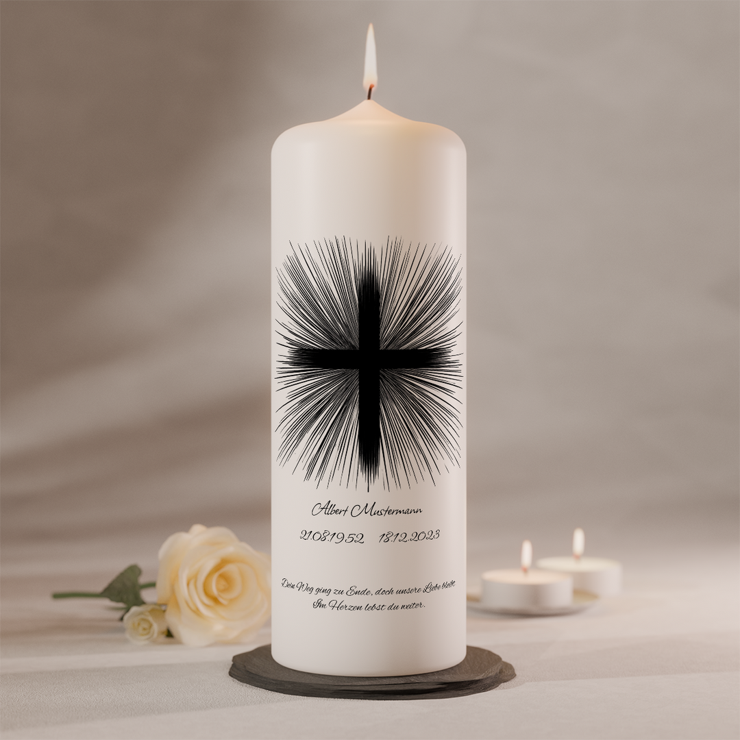 Personalisierbare Gedenkkerze mit schwarzem Strahlenkreuz auf weißer Trauerkerze