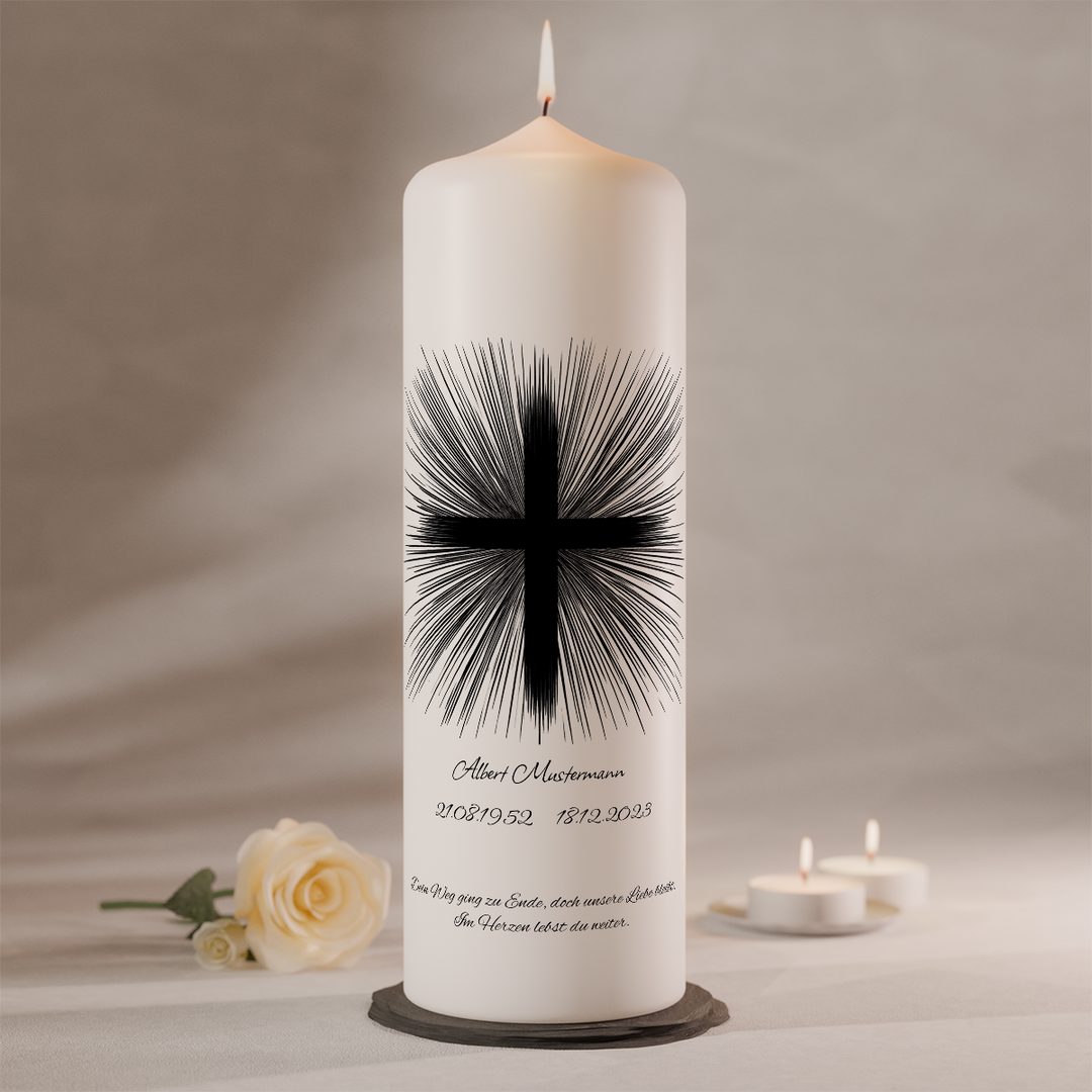 Moderne Trauerkerze mit schwarzem Strahlenkreuz auf weißer Gedenkkerze als Symbol für Erinnerung