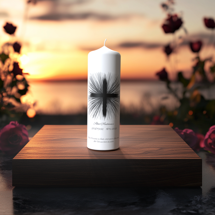 Weiße Trauerkerze mit schwarzem Strahlenkreuz auf Holzpodest vor Sonnenuntergang, umgeben von Rosen – Symbol für Erinnerung, Licht und Hoffnung.