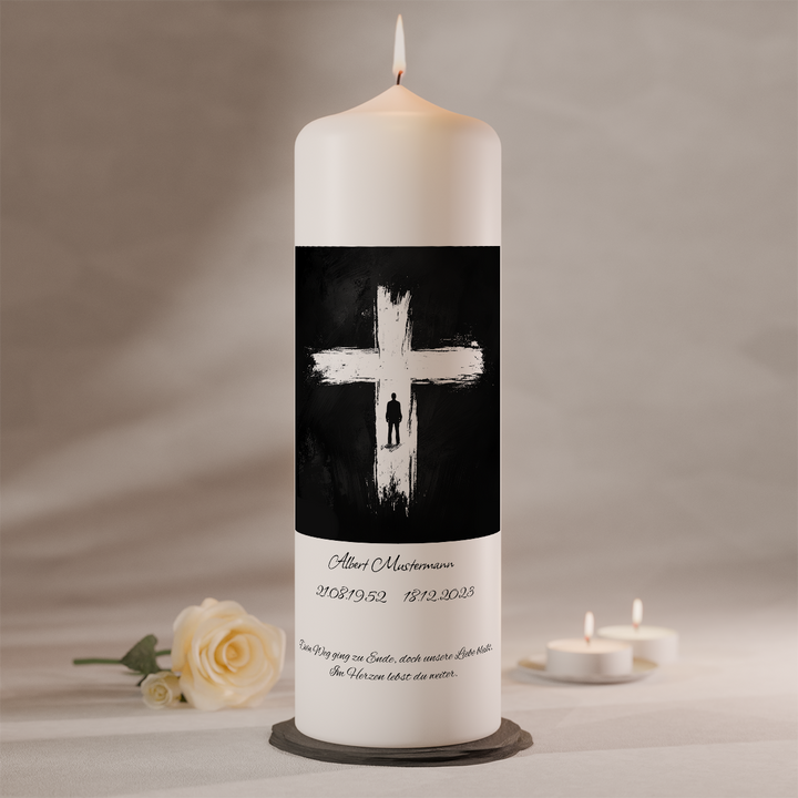 Moderne Trauerkerze mit weißem Kreuz auf schwarzem Hintergrund als symbolisches Erinnerungslicht