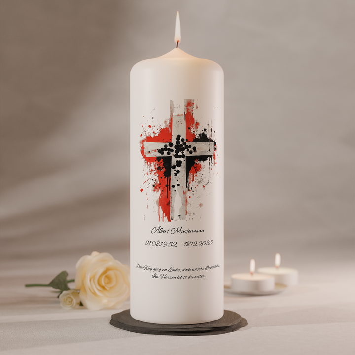 Detailansicht des Kreuzmotivs der Trauerkerze „Blut & Licht“ in Aquarelloptik auf weißer Bienenwachskerze