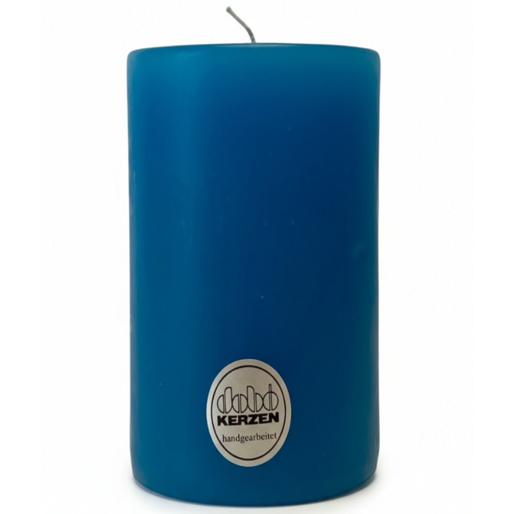 Türkisfarbene Stumpenkerze aus Wachs, handgearbeitet und hochwertig gegossen, hergestellt von DOBO Kerzen.