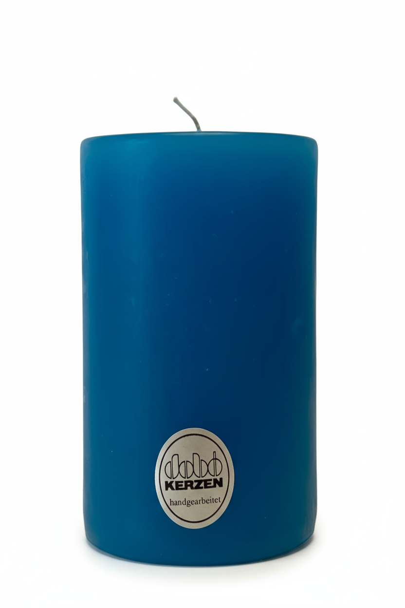 Türkisfarbene Stumpenkerze aus Wachs, handgearbeitet und hochwertig gegossen, hergestellt von DOBO Kerzen.