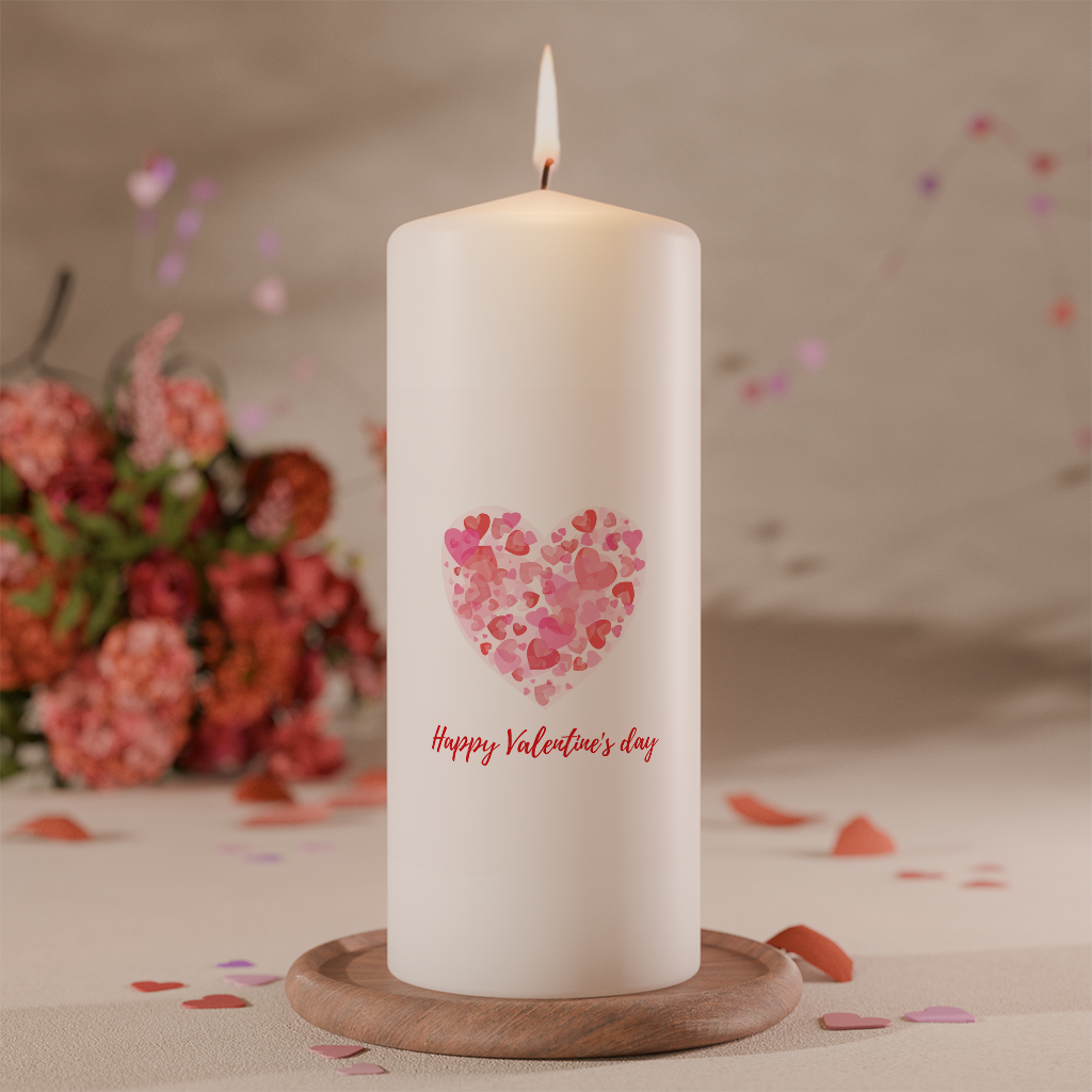 Weiße Valentinskerze mit gefülltem Herz aus kleinen Herzen und Schriftzug „Happy Valentine’s Day“