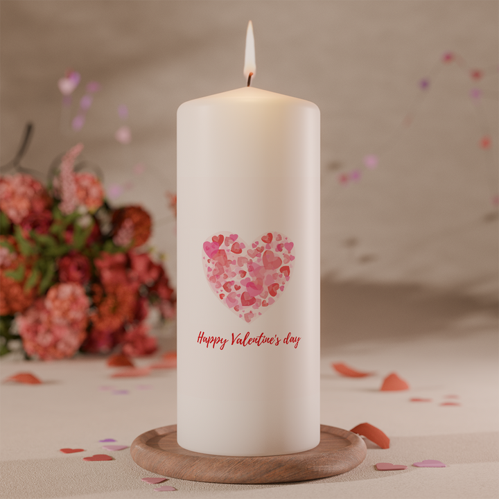Weiße Valentinskerze mit gefülltem Herz aus kleinen Herzen und Schriftzug „Happy Valentine’s Day“