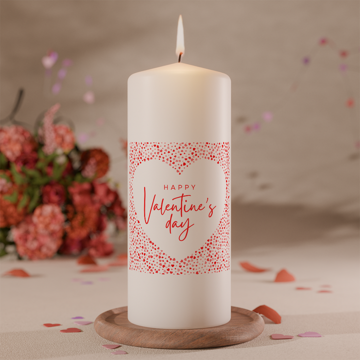 Weiße Valentinskerze mit Herzrahmen aus Punkten und Schriftzug Happy Valentine’s Day