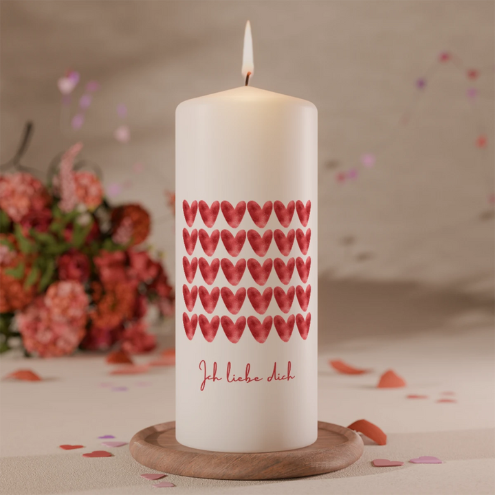 Weiße Valentinskerze mit roten Aquarellherzen und Schriftzug „Ich liebe dich“