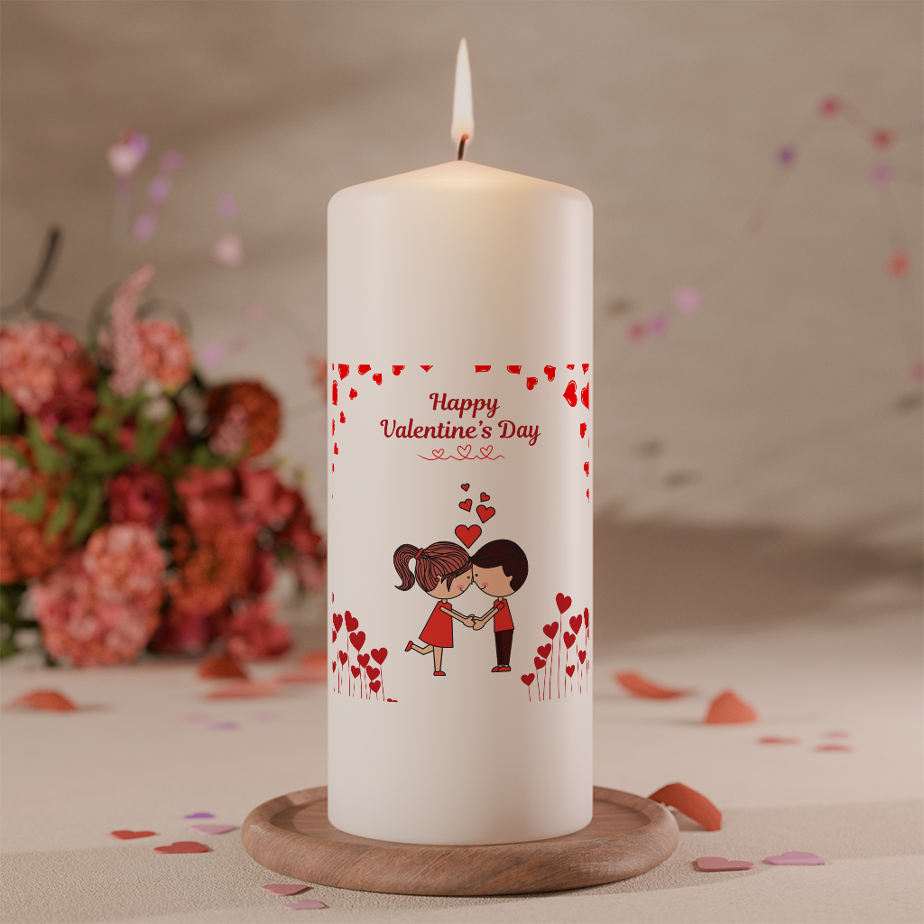 Weiße Valentinskerze mit Liebespaar-Motiv, Herzen und Schriftzug Happy Valentine’s Day