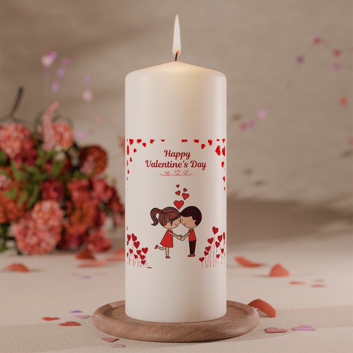 Weiße Valentinskerze mit Liebespaar-Motiv, Herzen und Schriftzug Happy Valentine’s Day