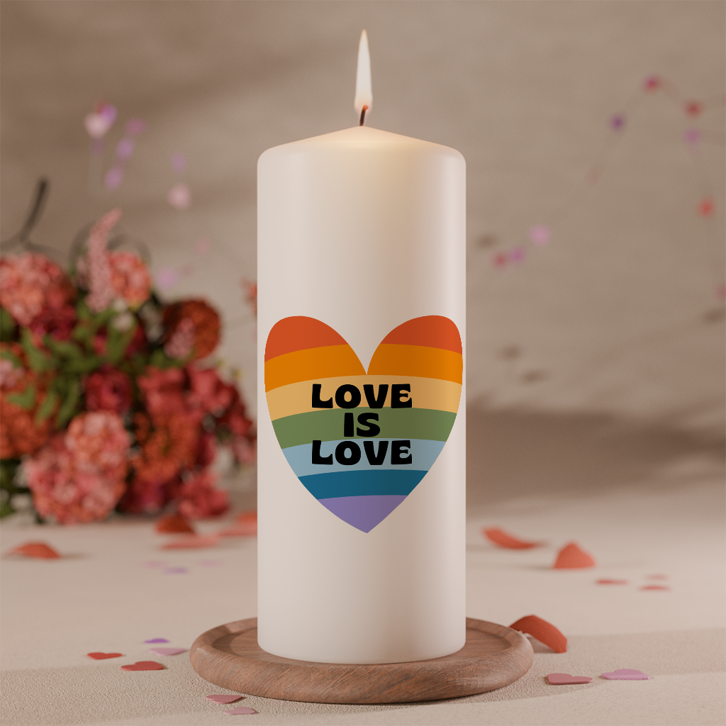 Weiße Valentinskerze mit Regenbogenherz und Schriftzug „Love is Love“