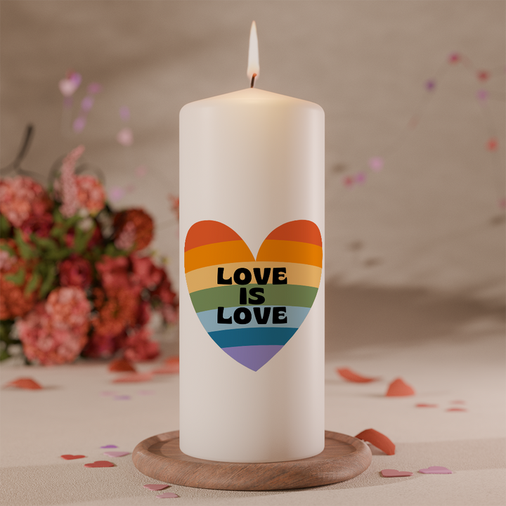Weiße Valentinskerze mit Regenbogenherz und Schriftzug „Love is Love“