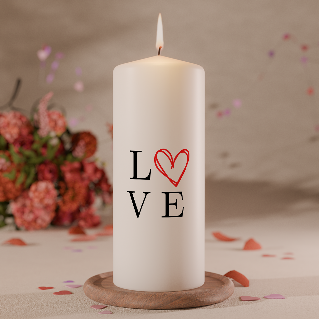 Weiße Valentinskerze mit schwarzem LOVE-Schriftzug und rotem Herzsymbol