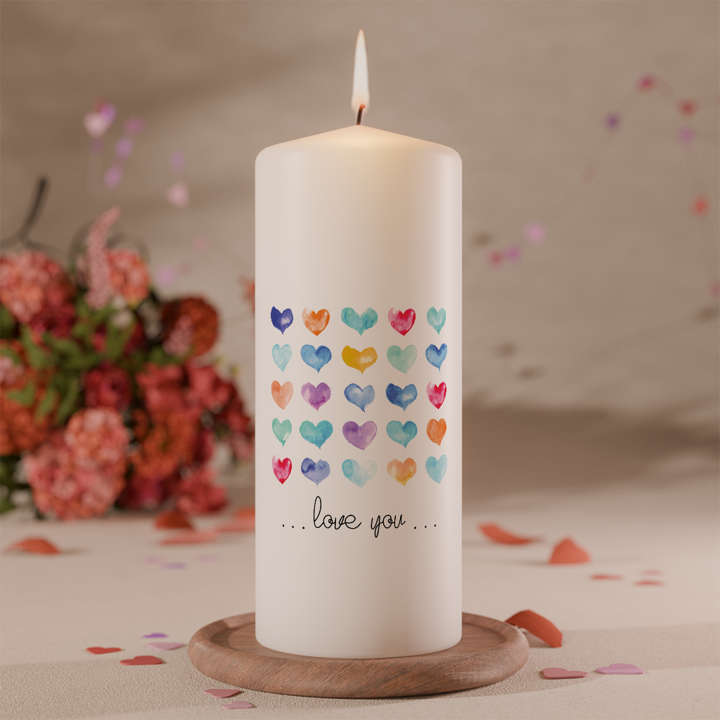 Weiße Valentinskerze mit bunten Aquarell-Herzen und Schriftzug „… love you …“