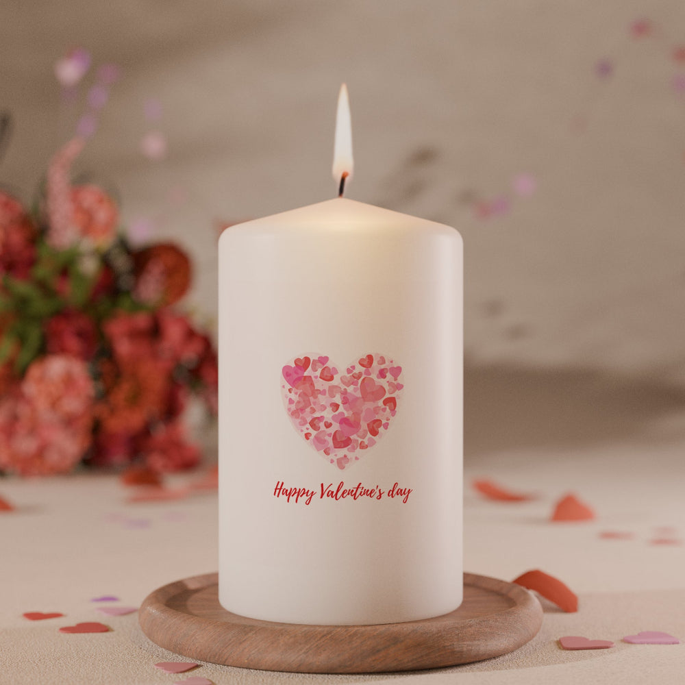 Weiße Kerze mit Herzmotiv aus vielen kleinen rosa und roten Herzen und Schriftzug Happy Valentine’s Day