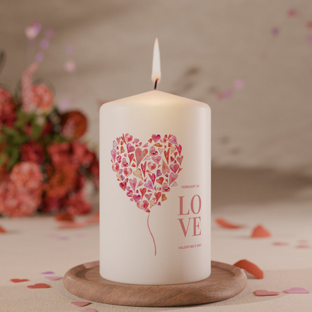 Weiße Kerze mit herzförmigem Ballon aus vielen Aquarell-Herzen und Schriftzug Love zum Valentinstag
