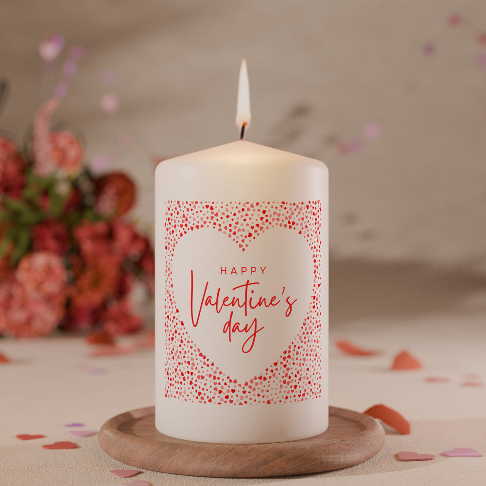 Weiße Kerze mit Herzrahmen aus roten Punkten und Schriftzug Happy Valentine’s Day