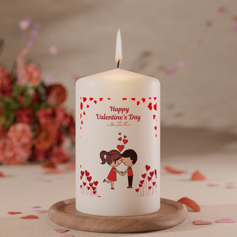 Weiße Kerze mit Illustration eines verliebten Paares, Herzmotiven und Schriftzug Happy Valentine’s Day