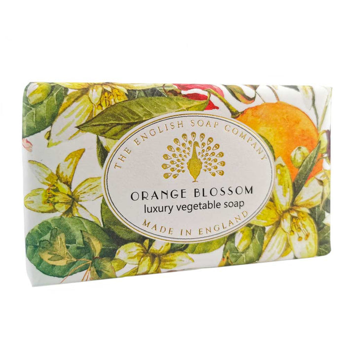 Seife mit Orangenblüten-Design in Grüntönen und Aufschrift „Orange Blossom – Luxury Vegetable Soap“ von The English Soap Company.