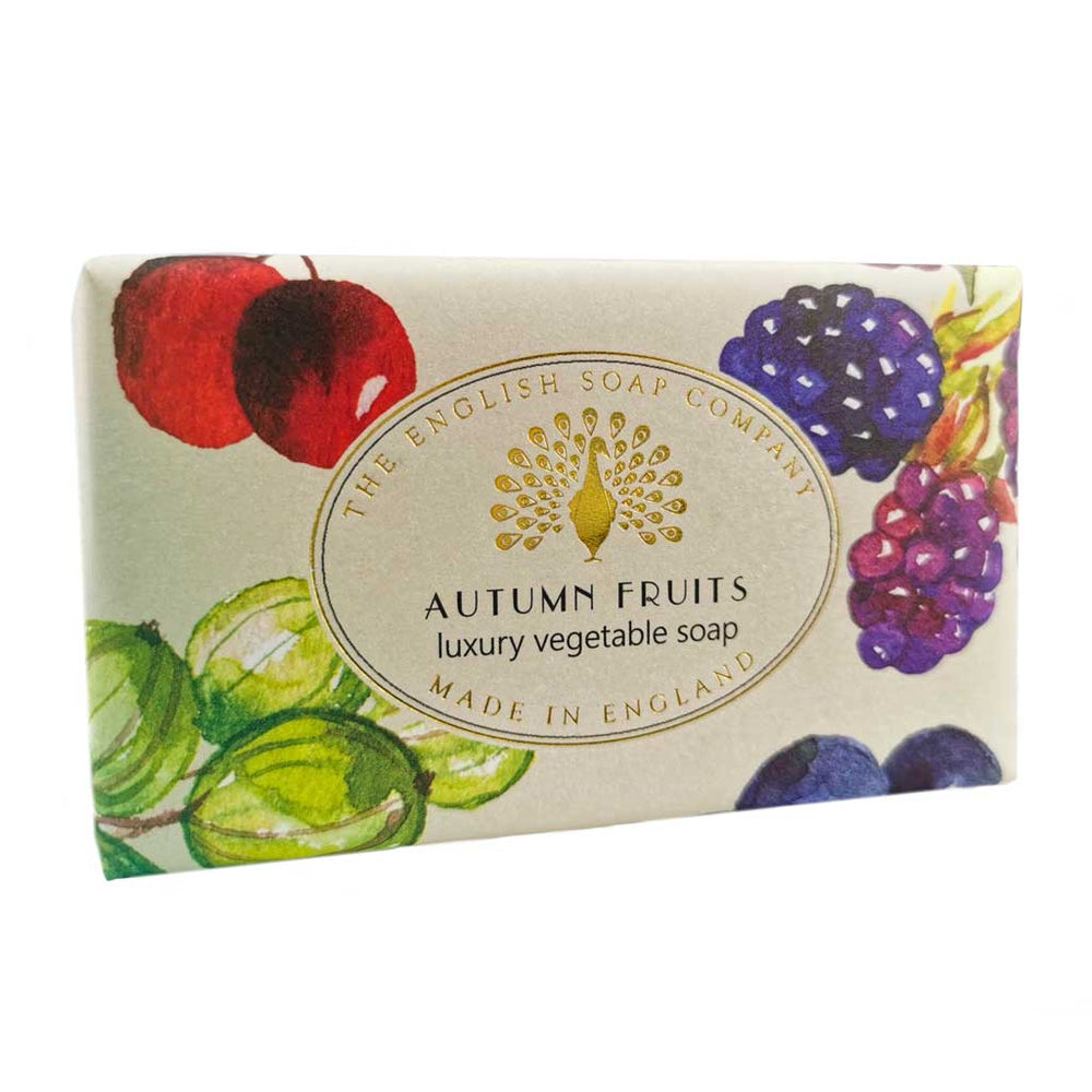 Seife mit buntem Fruchtmotiv in Schrägansicht, mit Trauben, Kirschen und Pflaumen, Aufschrift „Autumn Fruits – luxury vegetable soap“.