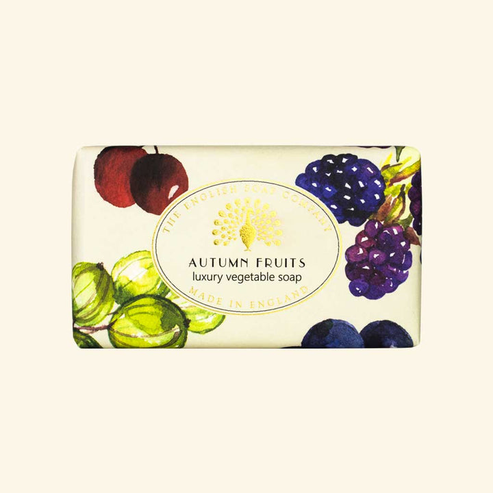 Seife mit buntem Fruchtmotiv, darunter Trauben, Kirschen und Pflaumen, Aufschrift „Autumn Fruits – luxury vegetable soap“.