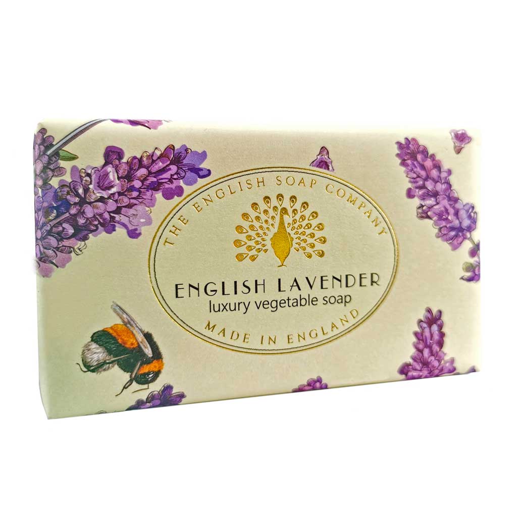 Seife mit Lavendelblüten und Biene in Schrägansicht auf hellem Hintergrund, Aufschrift „English Lavender – luxury vegetable soap“.