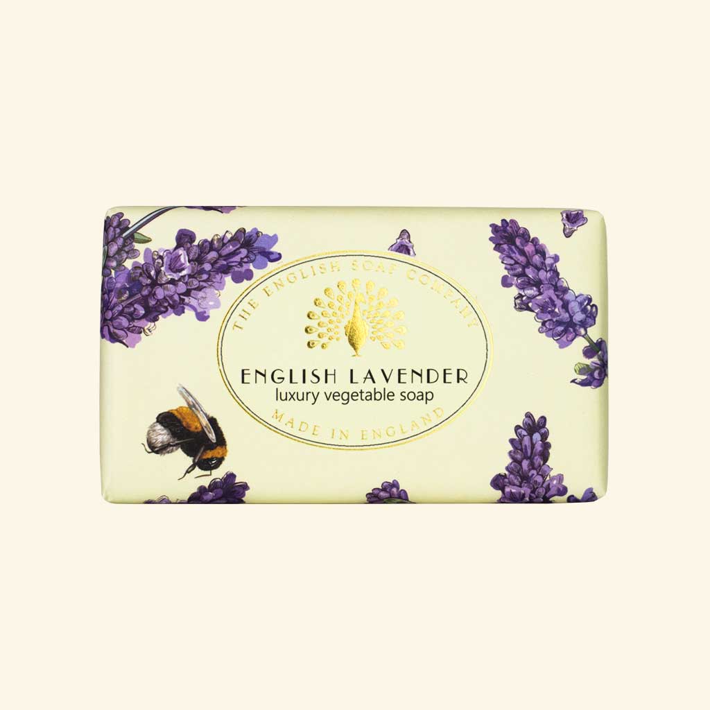 Seife mit Lavendelblüten und Biene auf hellem Hintergrund, Aufschrift „English Lavender – luxury vegetable soap“.