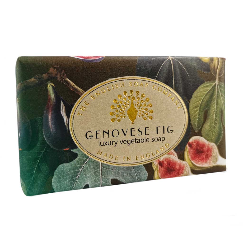 Seife mit Feigen- und Blättermotiv in dunklen Grüntönen, leicht schräg fotografiert, Aufschrift „Genovese Fig – luxury vegetable soap“.