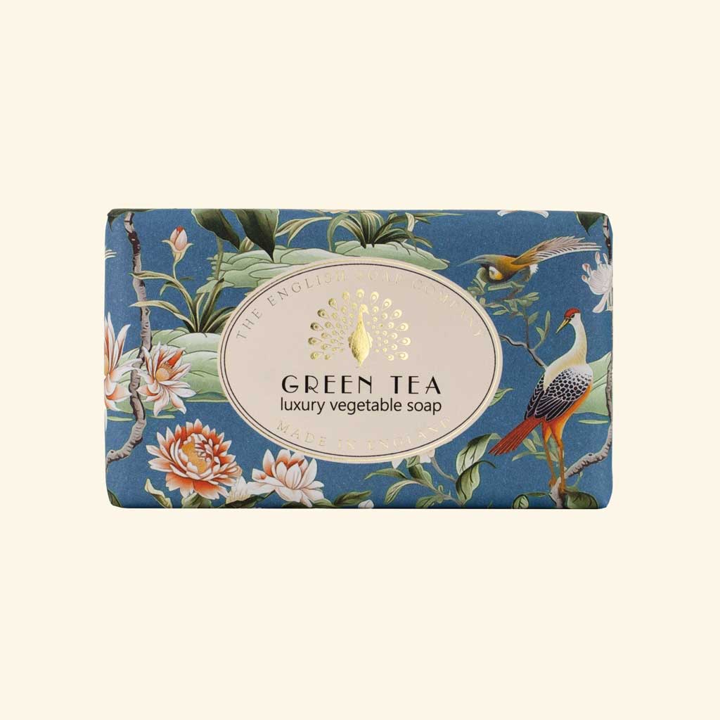 Blaue Seife mit floralen Motiven und Vögeln, Aufschrift „Green Tea – luxury vegetable soap“.