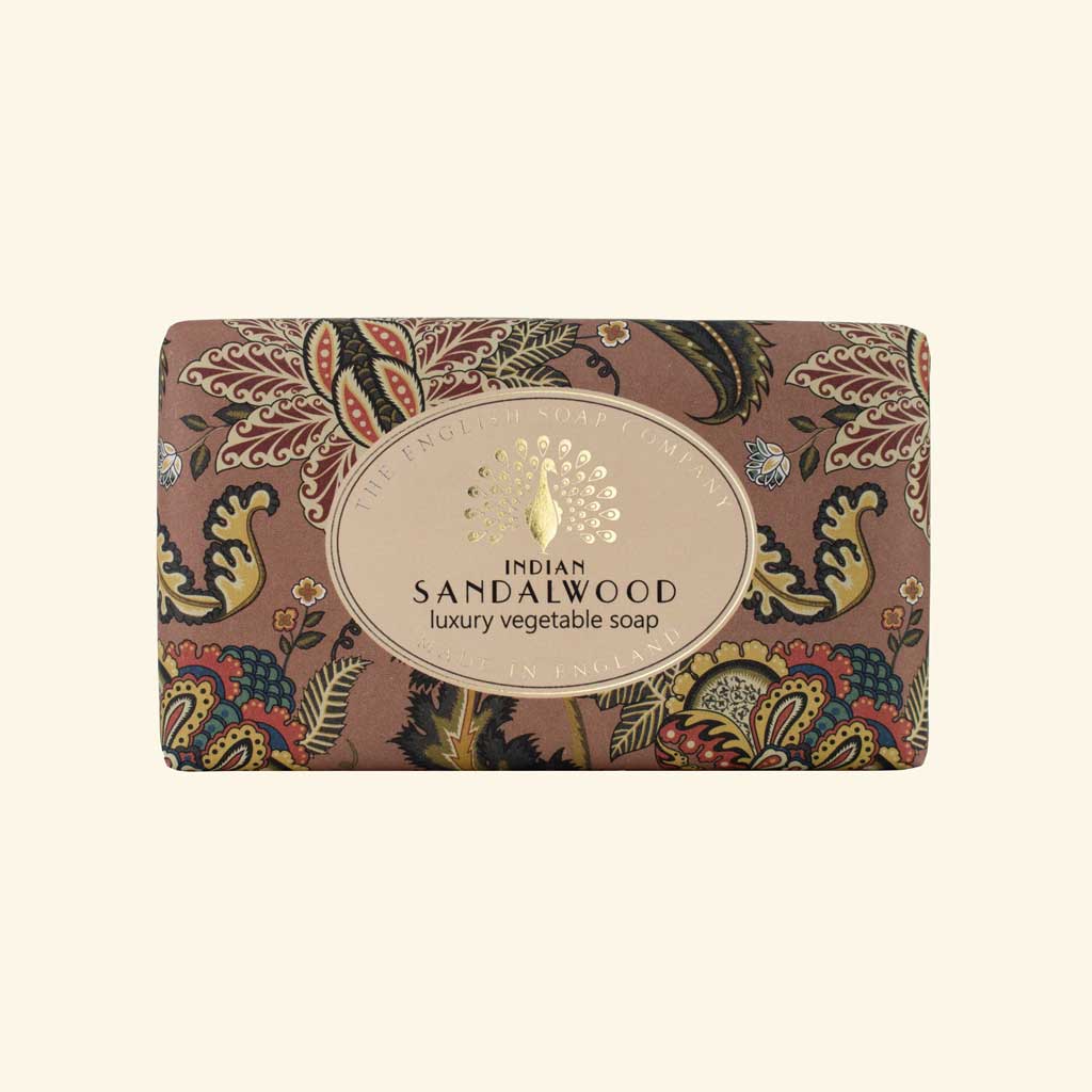 Braune Seife mit indischem Paisleymuster und Aufschrift „Indian Sandalwood – luxury vegetable soap“.