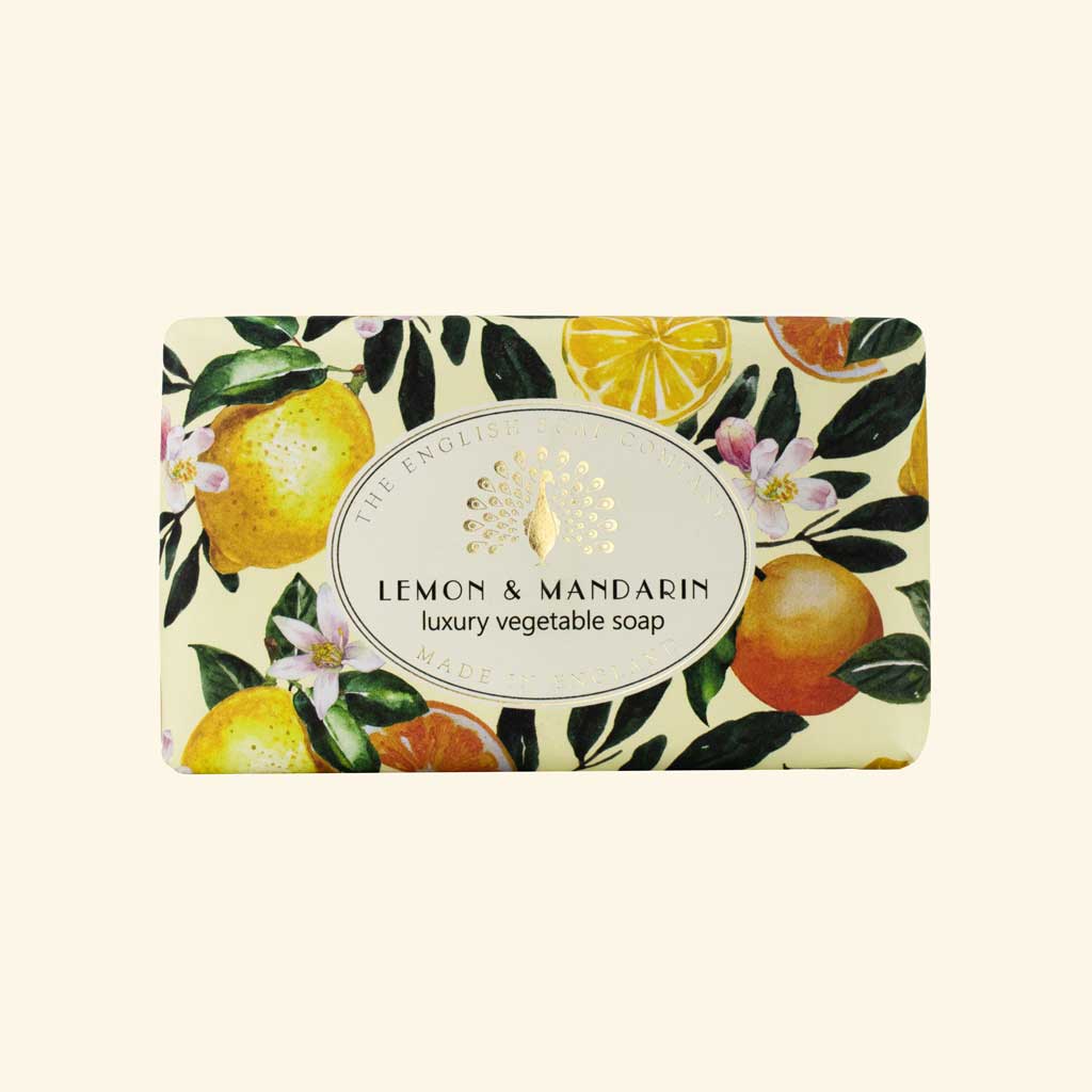 Seife mit Zitronen-, Mandarinen- und Blättermotiv, Aufschrift „Lemon & Mandarin – luxury vegetable soap“.