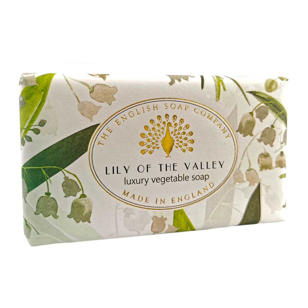 Seife mit Maiglöckchen-Motiv in Grün und Weiß, leicht schräge Ansicht, Aufschrift „Lily of the Valley – luxury vegetable soap“.