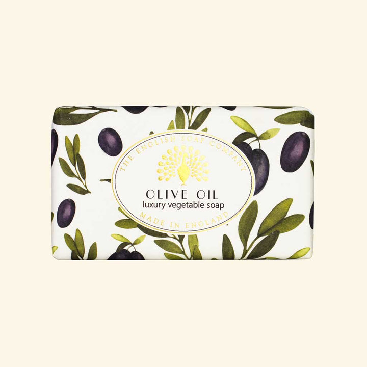 Seife mit Olivenzweigen und violetten Oliven, Aufschrift „Olive Oil – luxury vegetable soap“.