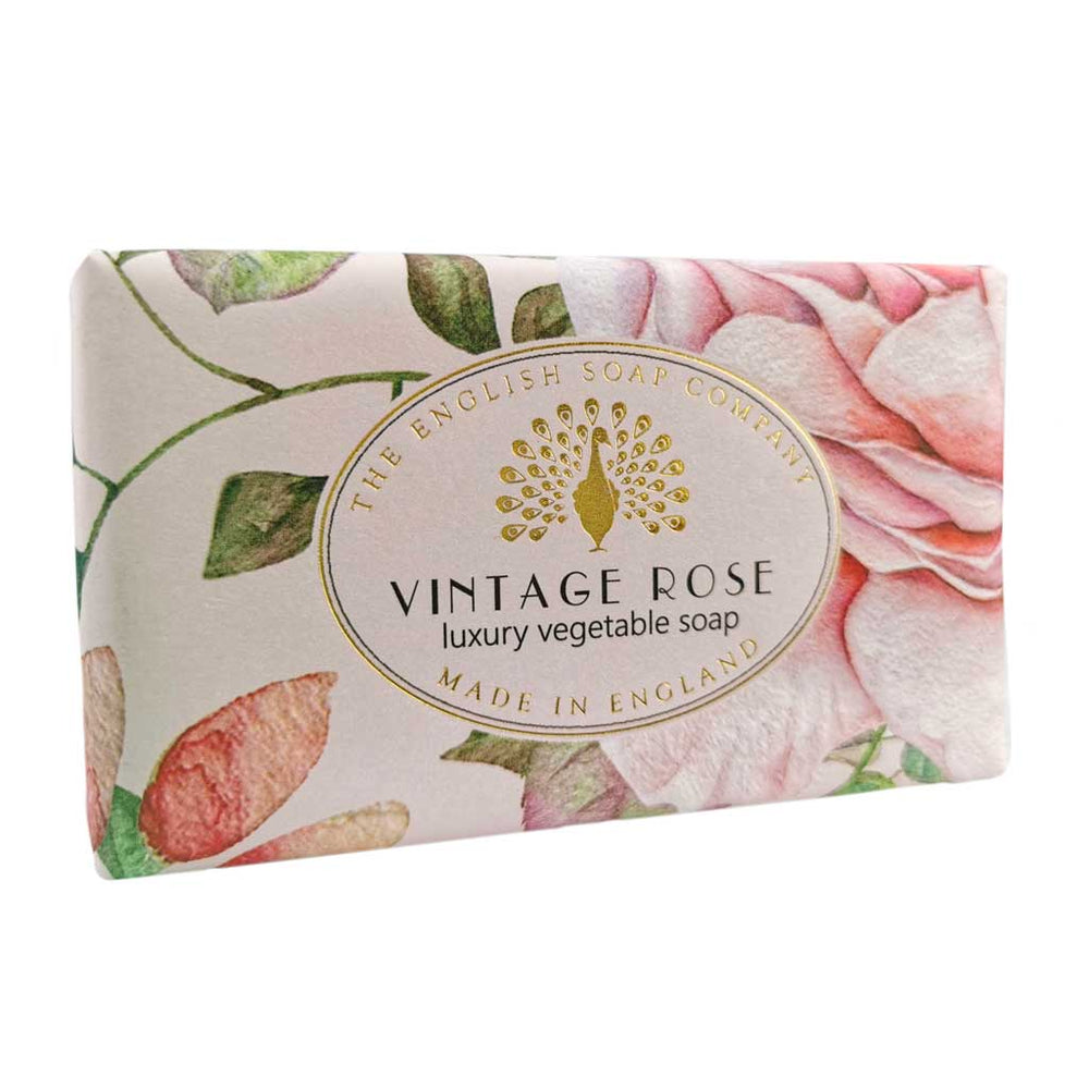 Seife mit Rosenmotiv in Schrägansicht, sanfte Rosa- und Lilatöne, Aufschrift „Vintage Rose – luxury vegetable soap“.