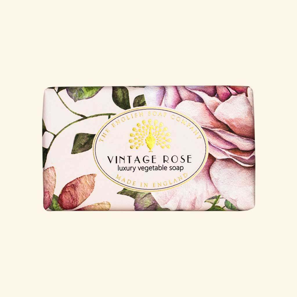 Seife mit großflächigem Rosenmotiv in Rosa- und Lilatönen, Aufschrift „Vintage Rose – luxury vegetable soap“.